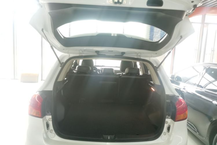 三菱 劲炫ASX 2016款 1.6L 手动两驱进取版机舱底盘23