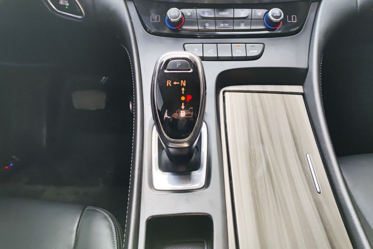 别克 君越 2016款 改款 28T 精英型中控内饰18