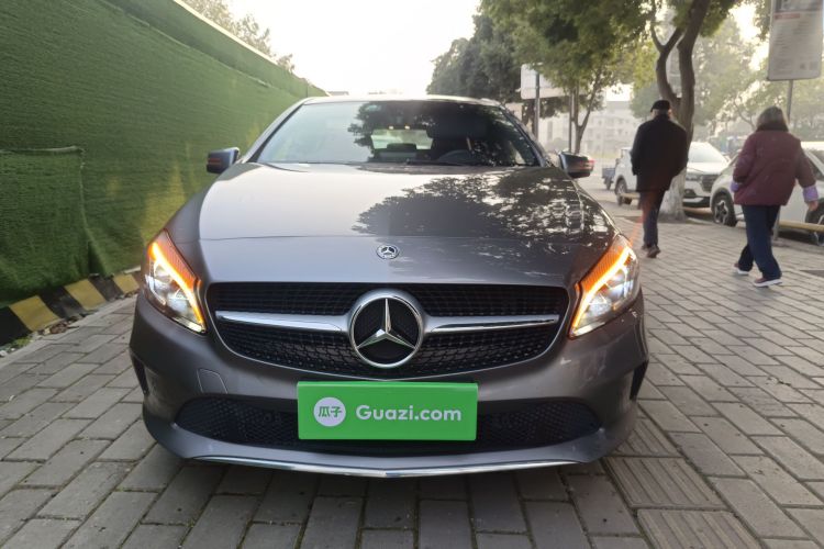 奔驰A级(进口) 2017款 改款 A 200 时尚型车身外观2