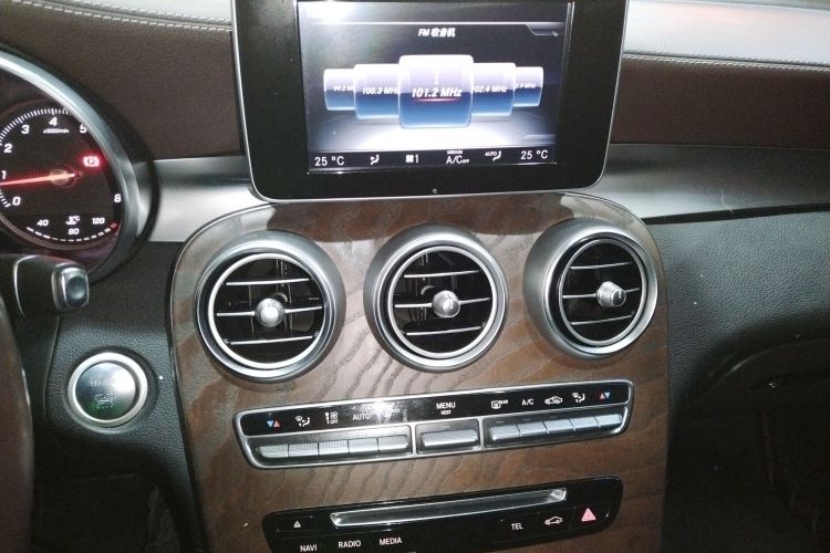 奔驰GLC 2017款 GLC 300 4MATIC 动感型中控内饰16