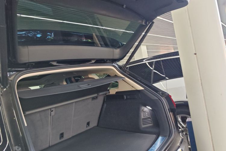 大众 途锐  3.0TSI 锐享版 经典运动套装机舱底盘23