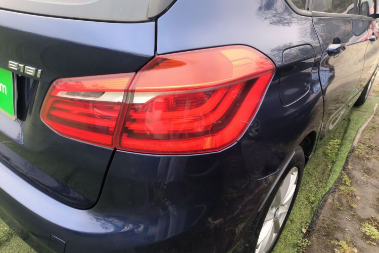 宝马2系旅行车 2016款 218i 时尚型车身外观9