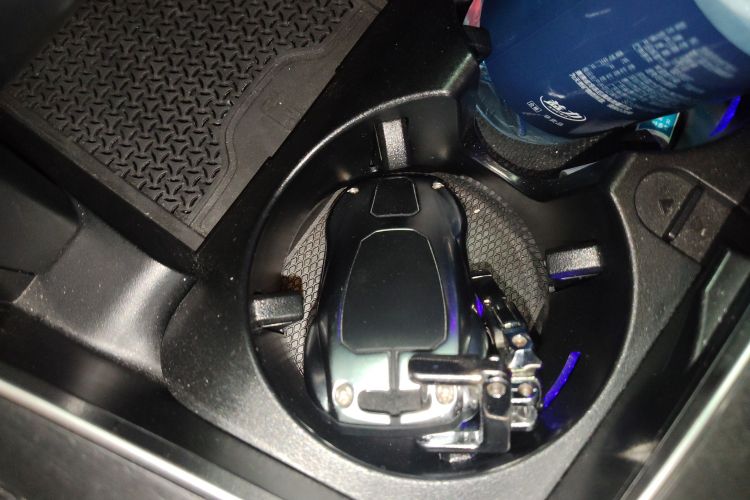 奔驰E级新能源 2023款 E 350 e L 插电式混合动力运动轿车中控内饰7001