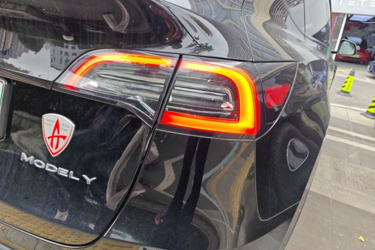 特斯拉 Model Y 2021款 标准续航后驱版车身外观9