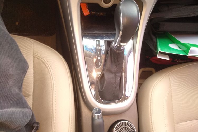 别克 英朗 2013款 GT 1.6L 自动时尚版中控内饰18