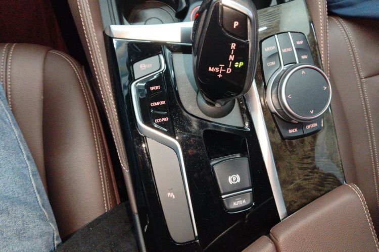 宝马5系 2020款 525Li M运动套装中控内饰18