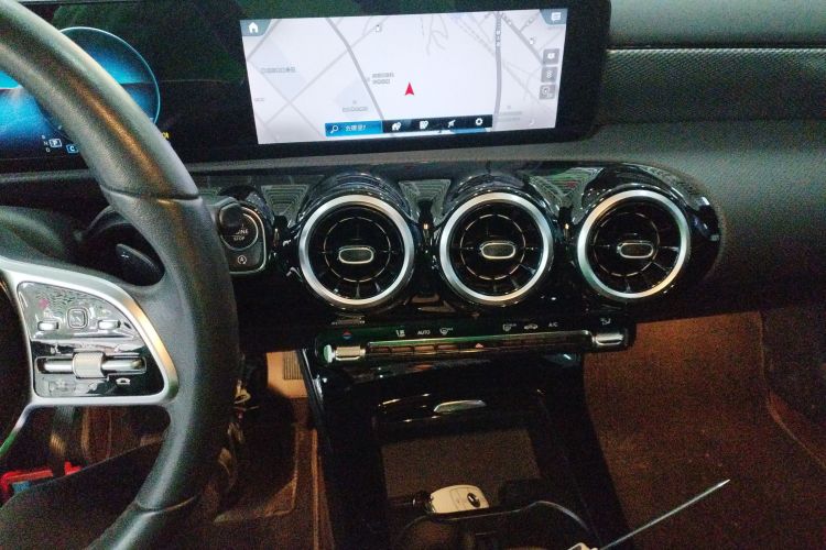 奔驰A级 2022款 A 180 L 运动轿车中控内饰16