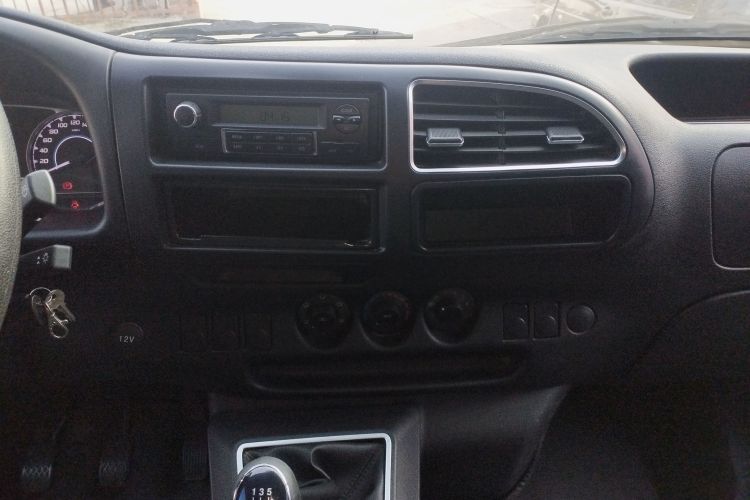 江铃 特顺 2021款 2.8T空间王金牛款短轴中高顶6座柴油国VI JX493中控内饰16