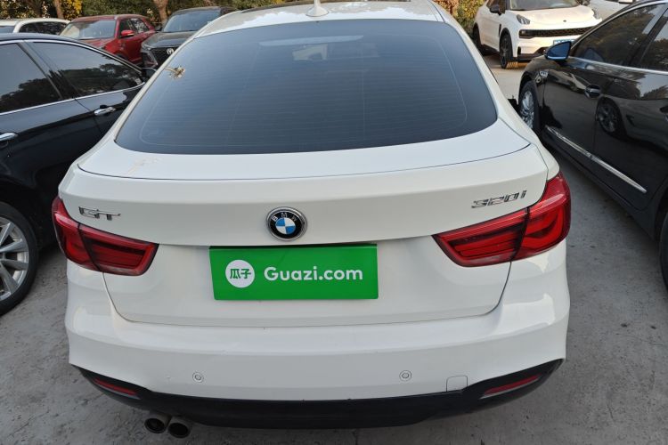 宝马3系GT 2019款 320i M运动型车身外观6