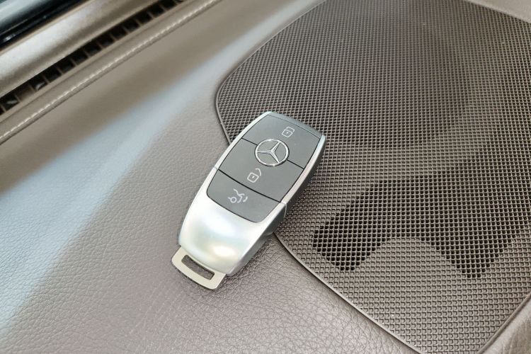 奔驰GLC 2020款 改款 GLC 260 L 4MATIC 动感型中控内饰7001