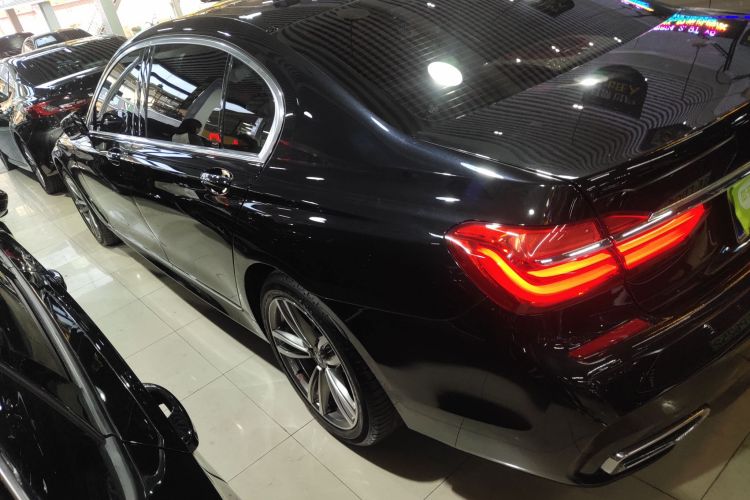 宝马7系 2018款 730Li 领先型 M运动套装车身外观4