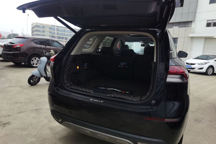 长安欧尚X7 2020款 1.5T 人脸识别全自动泊车太空逍遥版机舱底盘23