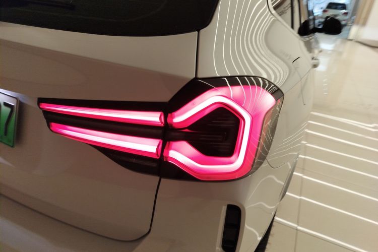 宝马iX3 2024款 领先型车身外观9