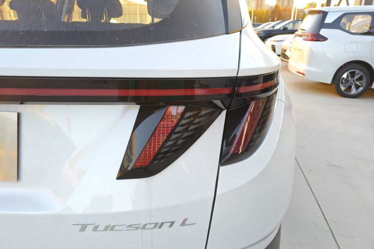 现代 2025款 途胜L 1.5T 精英版车身外观9