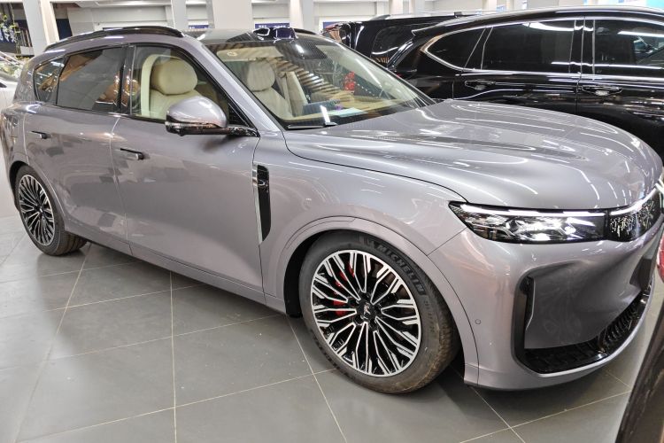 岚图汽车 岚图FREE 2025款 FREE+ 四驱乾崑版车身外观3