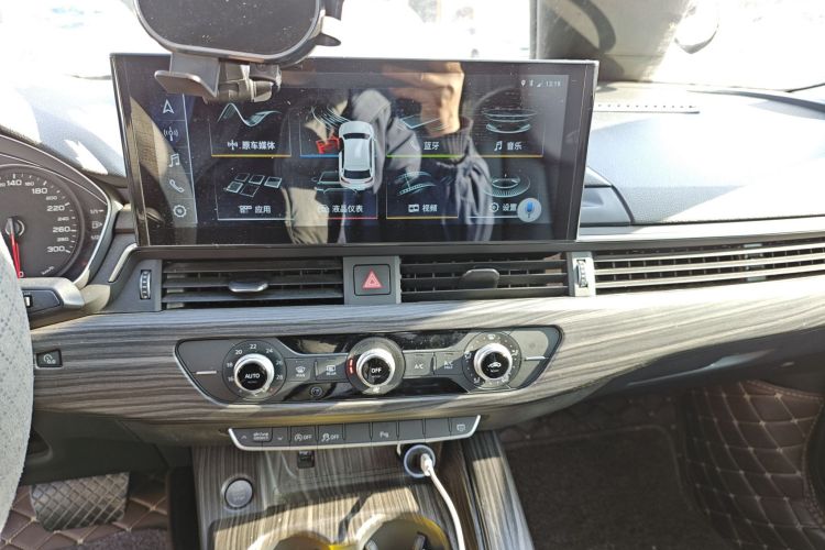 奥迪A4L 2018款 30周年年型 40 TFSI 进取型中控内饰16