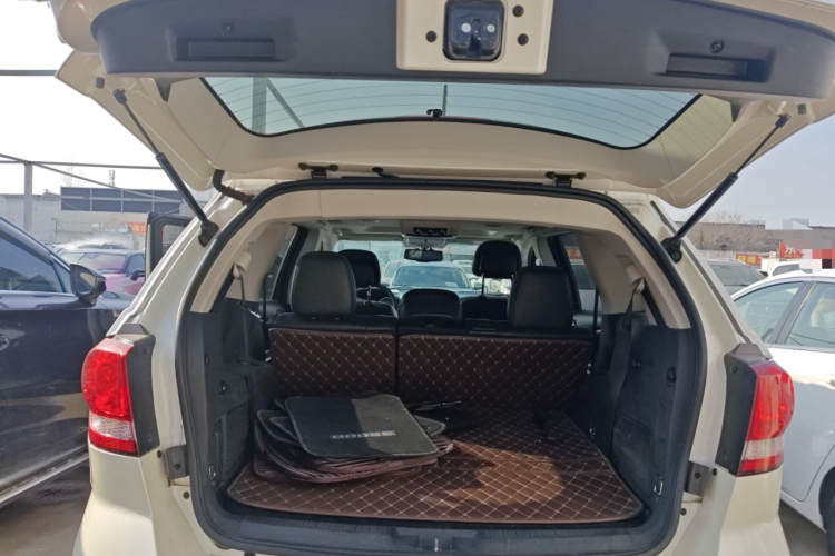 道奇 酷威 2013款 2.4L 两驱尊尚版机舱底盘23