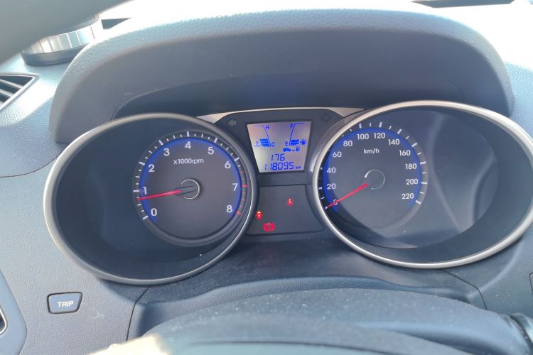 北京现代ix35 2015款 2.0L 手动两驱舒适型 国V中控内饰15