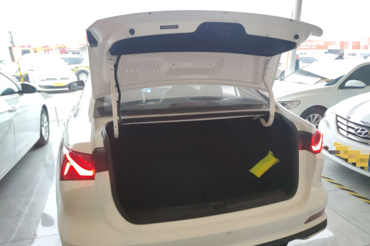 荣威i5 2023款 1.5L CVT豪华版机舱底盘23