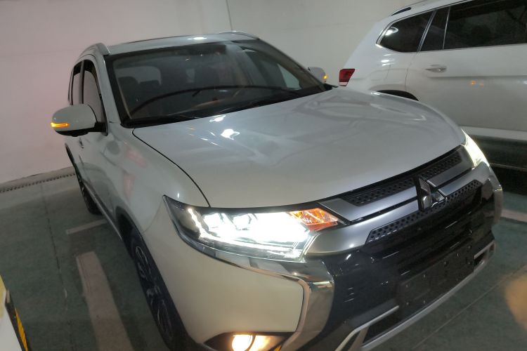 三菱 欧蓝德 2020款 2.4L 四驱致享版 7座车身外观6002