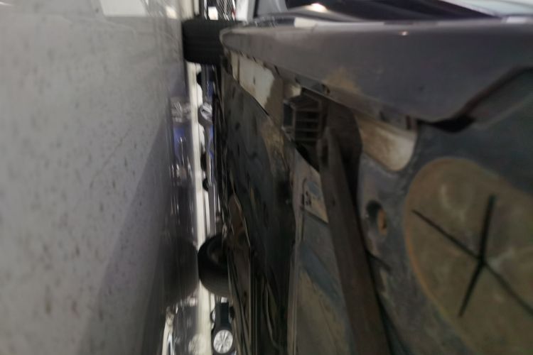 宝马X2 2021款 改款 sDrive25i 曜夜版机舱底盘30