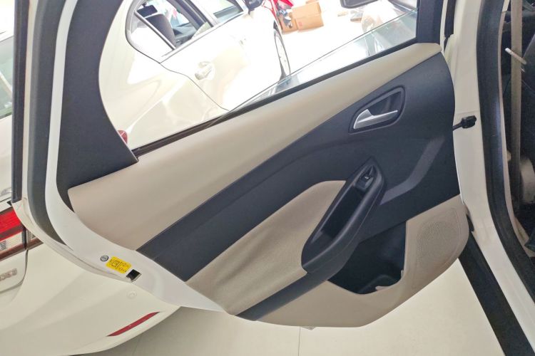 福特 福克斯 2018款 三厢经典 1.6L 自动舒适型智行版中控内饰7008