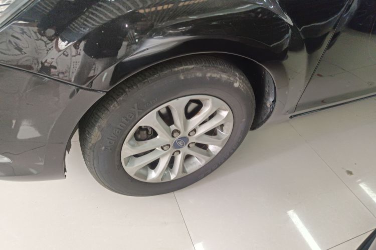 福特 福克斯 2013款 两厢经典 1.8L 手动基本型车身外观6007