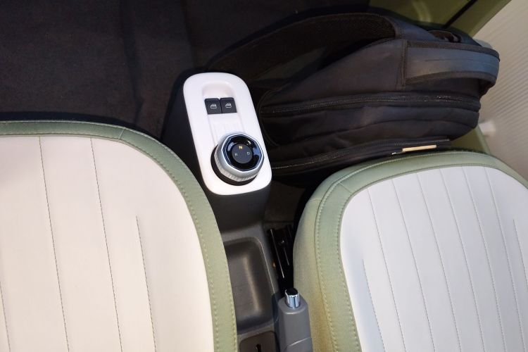 吉利银河 2025款 210km 熊猫骑士中控内饰18