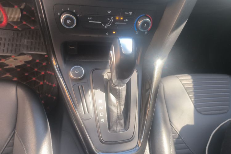 福特 福克斯 2018款 两厢经典 1.6L 自动风尚型智行版中控内饰18