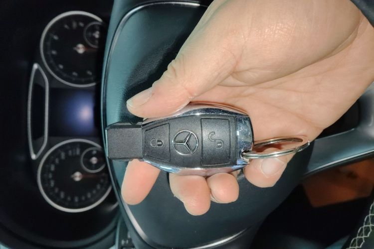 奔驰B级 2017款 B 200 动感型中控内饰11