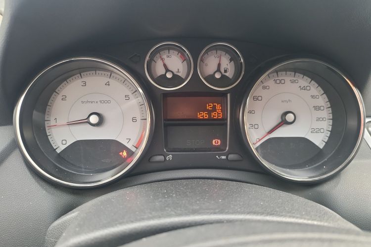 标致308 2014款 乐享版 经典 1.6L 手动风尚型中控内饰14