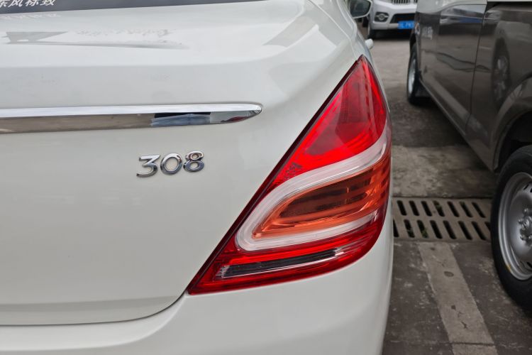 标致308 2014款 乐享版 经典 1.6L 手动优尚型车身外观9
