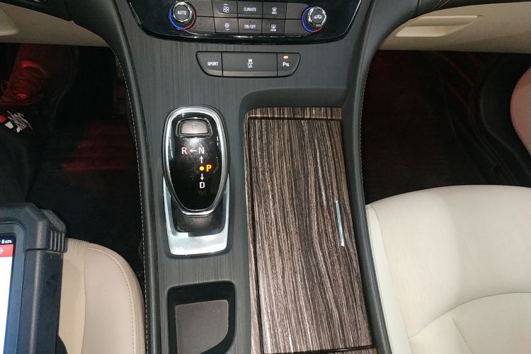 别克 君越 2020款 652T 精英型中控内饰18