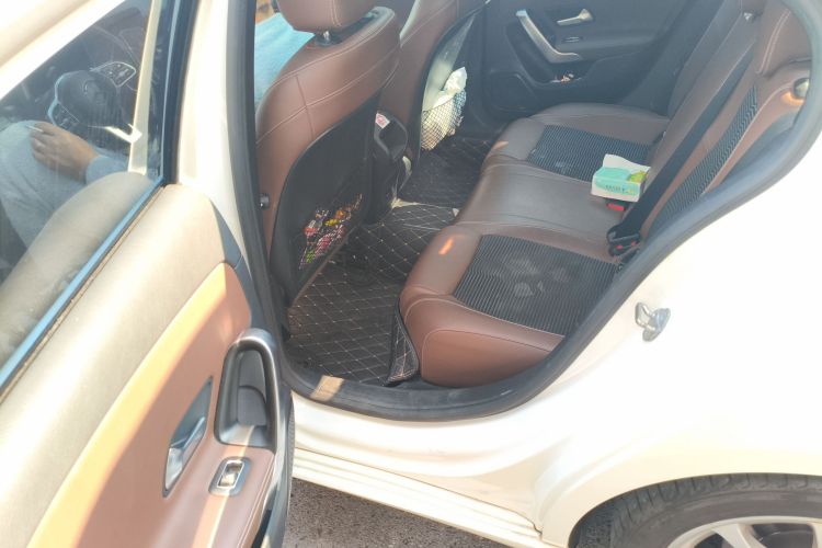 奔驰A级(进口) 2021款 A 200 时尚型中控内饰21