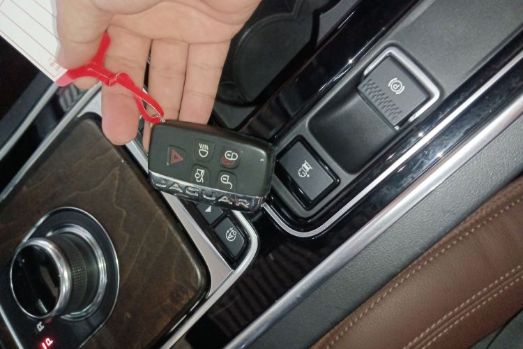 捷豹XFL 2019款 XFL 2.0T 250PS 四驱尊享版中控内饰7001