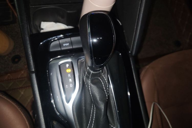 别克 君威 2019款 20T 精英型 国VI中控内饰18