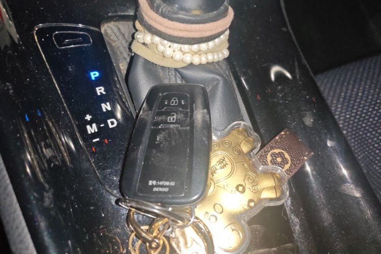 丰田C-HR 2018款 2.0L 领先天窗版 国VI中控内饰11