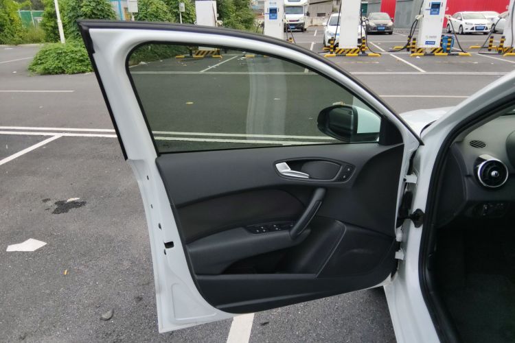 奥迪A1 2014款 30 TFSI Sportback时尚型中控内饰7007