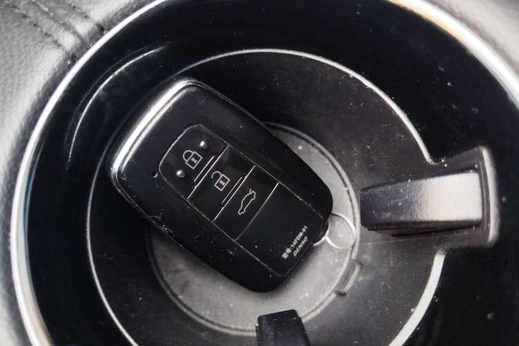 丰田 亚洲龙 2021款 2.5L 豪华版中控内饰11