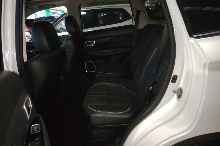 三菱 欧蓝德 2021款 改款 2.0L 两驱畅享版 5座中控内饰21