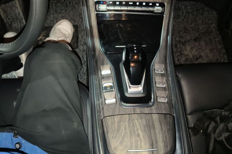 蓝电E5 2024款 荣耀版 100KM尊享型 7座中控内饰18