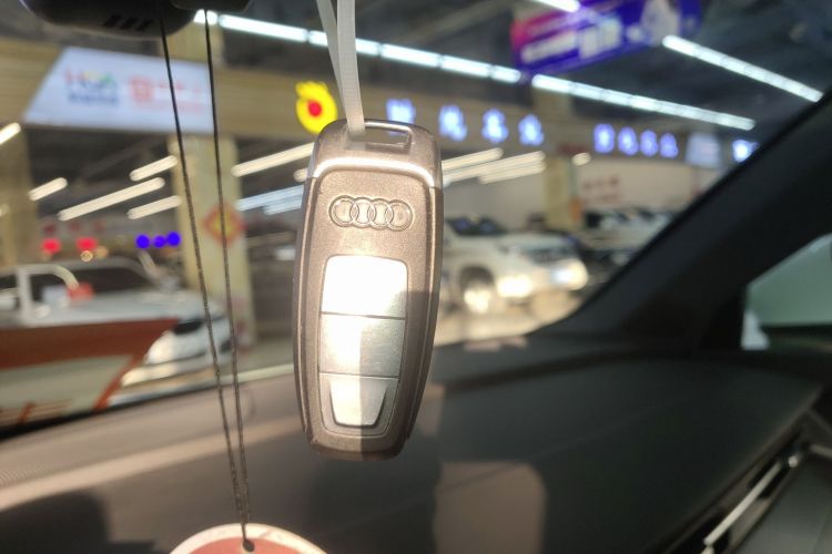 奥迪A3 2023款 改款 A3L Limousine 35 TFSI 时尚运动型中控内饰11