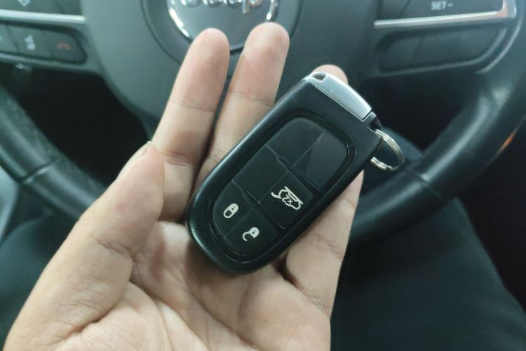 Jeep 大指挥官 2020款 2.0T 两驱精英版中控内饰11