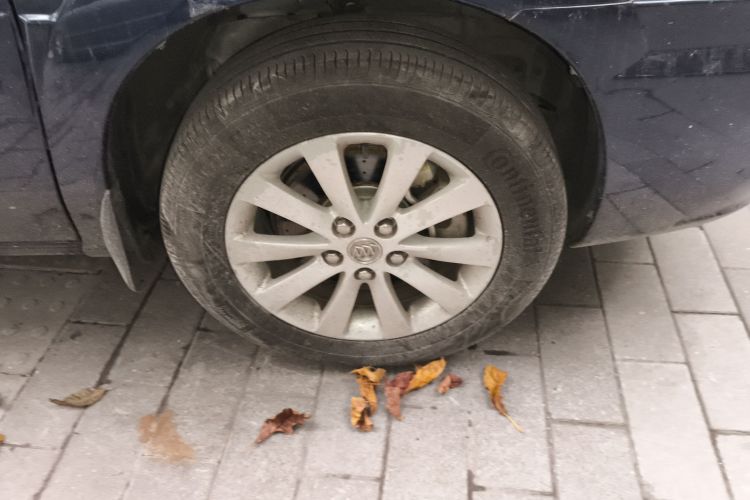 别克GL8 2014款 2.4L 经典版车身外观10