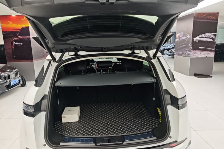 路虎 揽胜极光 2022款 极光L 249PS R-Dynamic 豪华版机舱底盘23