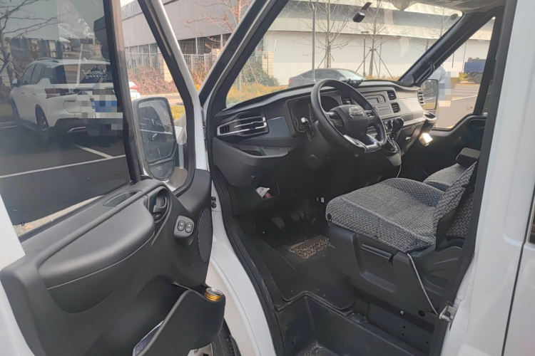 江铃福顺 2023款 2.0T 手动短轴低顶商运型多功能乘用车6座 双开尾门中控内饰20