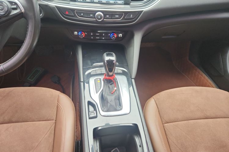 别克 君威 2017款 20T 精英型中控内饰18