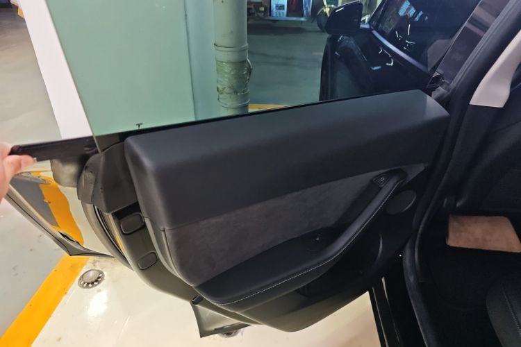 特斯拉 Model Y 2022款 改款 后轮驱动版中控内饰7008