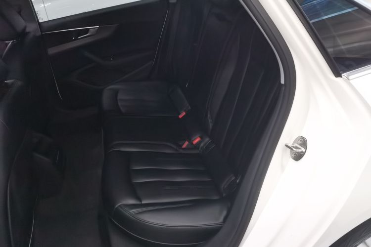 奥迪A4L 2019款 40 TFSI 进取型 国VI中控内饰7004