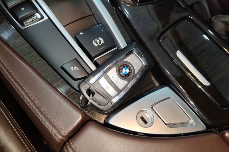 宝马5系 2017款 525Li 豪华设计套装中控内饰7001